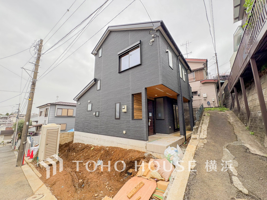 閑静な街並みに調和する落ち着いた外観。引き締まったカラーのモダンな外観です。