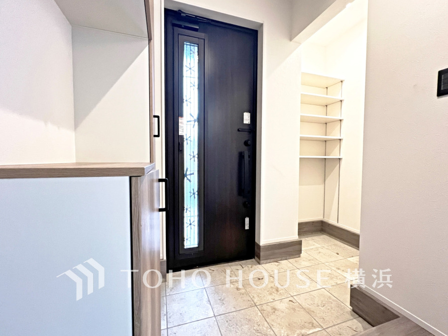 お客様をお迎えする玄関は落ち着いた雰囲気。帰り着くたびに洗練されたテイストの空間に迎えられ誇りと喜びを感じる玄関まわりです。