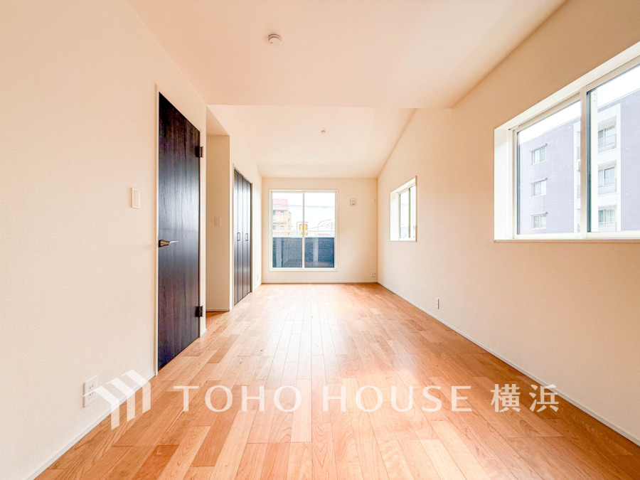 穏やかな風と陽光を導き、プライバシーに配慮された設計プランを採用し、居住性を一段と心地よいものにしています。明るく開放的な空間を演出しております。