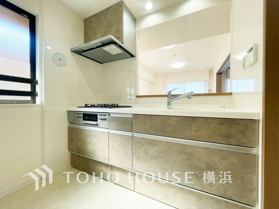 プライベートスペースを彩るインテリアとしての美と、快適な日常を支える機能性と強さがひとつになったキッチンです。開放的でゆとりある空間で、是非自慢の腕を振るって下さい☆