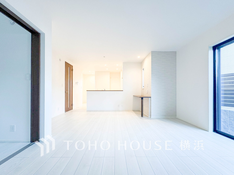 明るく開放的な空間が広がるLDK。室内には豊かな陽光が注ぎ込み、爽やかな住空間を演出。
