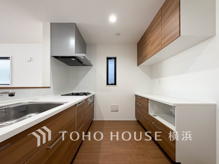 スタイリッシュな対面キッチンを採用。キッチンからリビングが見渡せるので、お子様を安心して遊ばせながら家事ができますね！リビング学習をするお子様にも声がかけやすい自然な距離感です