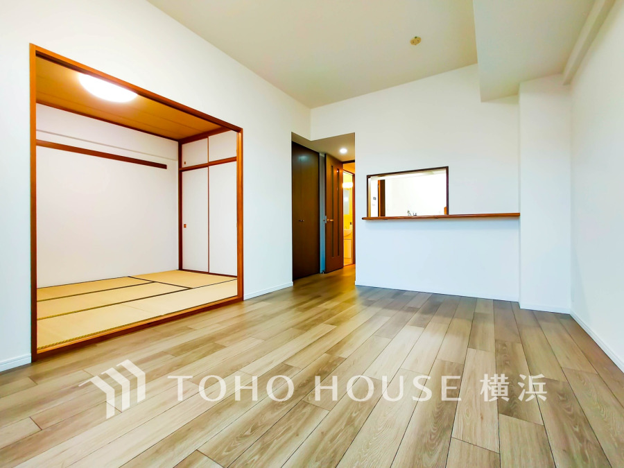 和やかで洗練された空間の演出。寛ぎとコミュニケーションを育む居心地のよい場所。やわらかな陽射しが降り注ぎ、室内に開放感と爽快感をもたらします。