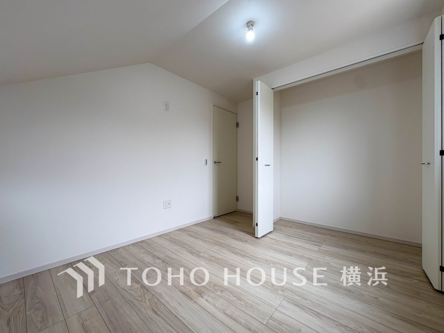 ナチュラルな木目床と白壁のシンプル空間。広々クローゼット付きで収納力も充実した使いやすい洋室です。