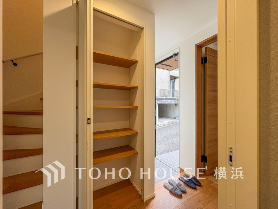 居住者の帰り、訪れる方を優しく迎え、やすらぎに満ちた生活空間を予感させる。健やかな暮らしを楽しめそう。