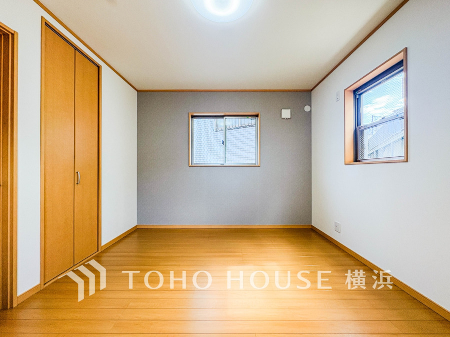 シンプルな内装と明るい空間で、自分らしい空間づくりを思い切り楽しめそうです。穏やかな陽射しが、ゆったりとした寛ぎの時間を包みます。