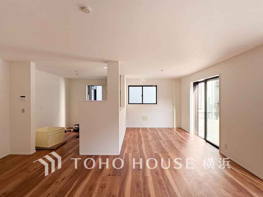 光と風が溢れる開放的なリビングダイニングには自然と家族みんなが集まってきます。明るく穏やかな空気の中で飲んだり、食べたり、笑ったり。