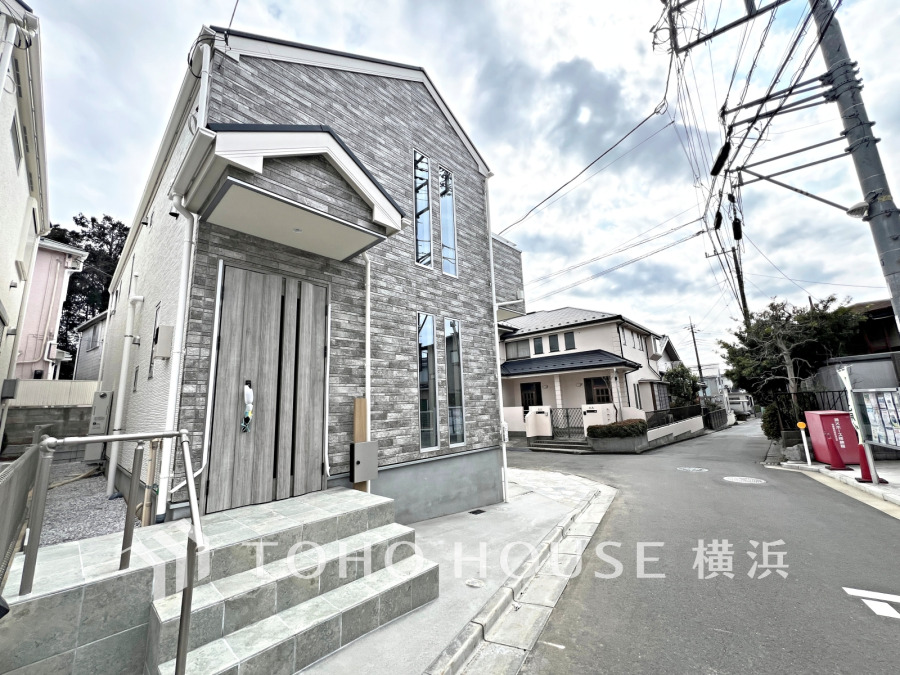 住む人を映し出す洗練された佇まいは、いつまでも輝き続けながらいつしか街の風景に溶け込んでいきます。