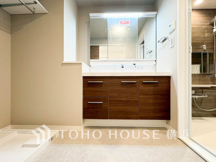 十分な大きさの洗面台は収納もさる事ながら、身だしなみチェックや歯磨きなど、朝の慌ただしい時間でもホテルライクなスペースで余裕とゆとりを感じて頂けます。