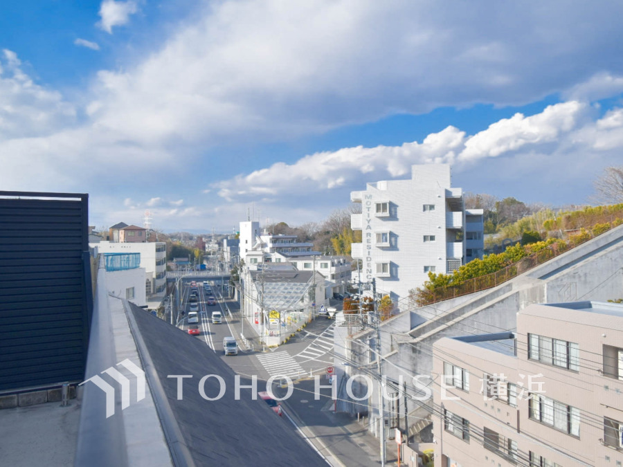 手を伸ばせば、ふれることが出来そうな環境が、そのままインテリアになったような印象です。その豊かな眺望にふさわしい空間には、通風・採光にも優れ、心地よい光と風があふれています。