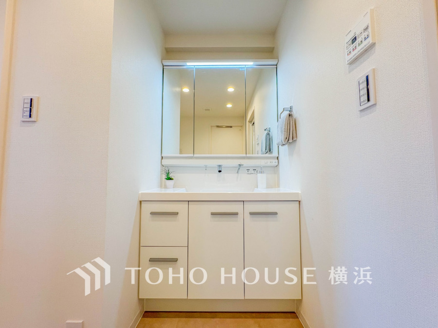 十分な大きさの洗面台は、身だしなみチェックや歯磨きなど、朝の慌ただしい時間でも余裕とゆとりを感じて頂けます。