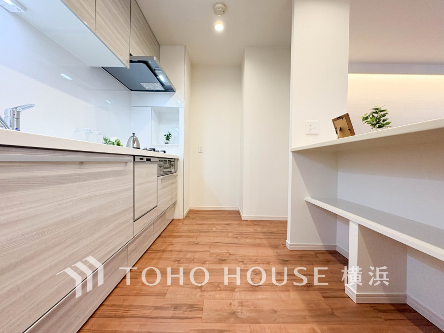 収納カウンターで程よく仕切ったキッチン空間。機能的で美しいキッチン空間です。