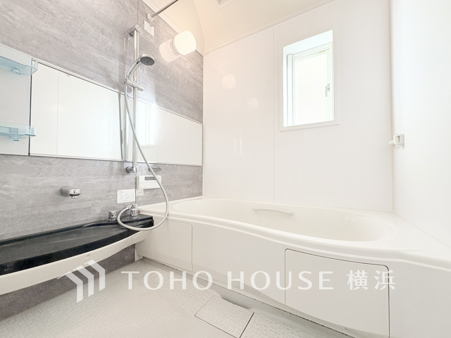 1日の疲れを癒すバスルームは、心地よいリラックスを叶える清潔感溢れる美しい空間です。心からゆったりと寛いでいただけるよう、ゆとりのスペースを確保してます。