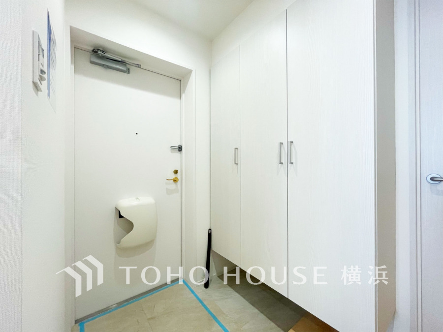 大容量のシューズ収納で玄関まわりをすっきり保てます。