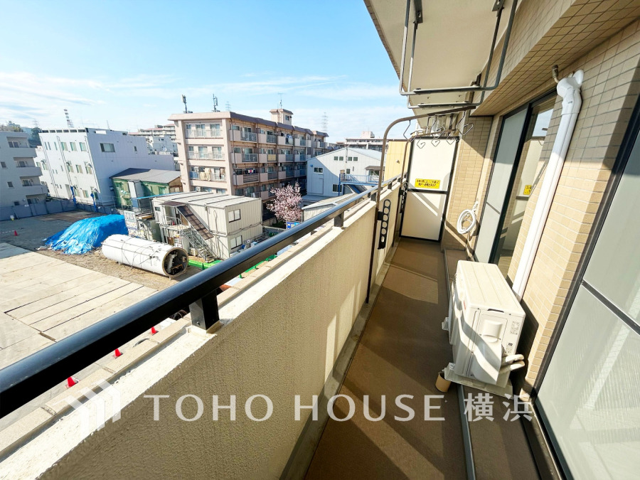 たっぷりの陽光が差し込むバルコニー。健やかな暮らしを守る太陽の恵みを存分に享受できます。爽やかな風と暖かな陽射しが紡ぐハーモニーが日々の暮らしのBGMになることでしょう。