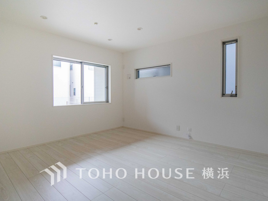 開放的な広さと2面採光がもたらす、光溢れ豊かな居住空間はこの住まいのクオリティを感じさせてくれます。豊かな時間が流れるこの場所に暮す喜び