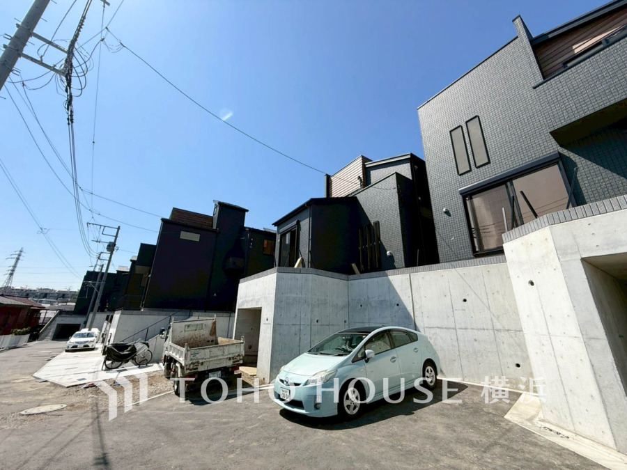 住む人を映し出す洗練された佇まいは、いつまでも輝き続けながらいつしか街の風景に溶け込んでいきます。