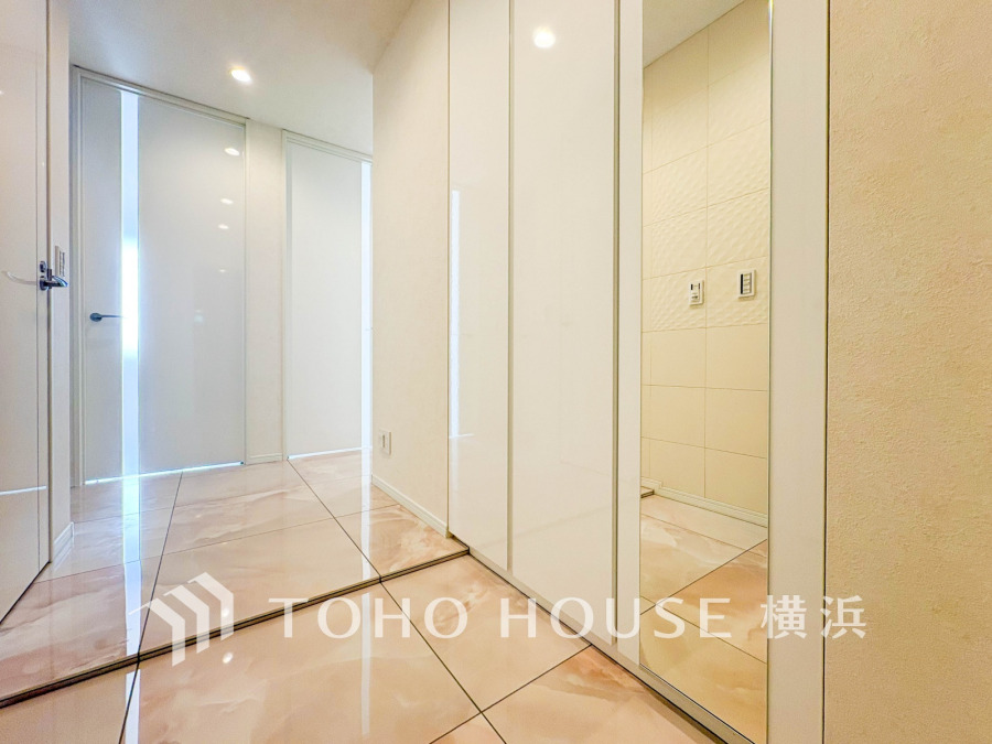 居住者の帰り、訪れる方を優しく迎え、やすらぎに満ちた生活空間を予感させる。健やかな暮らしを楽しめそう。