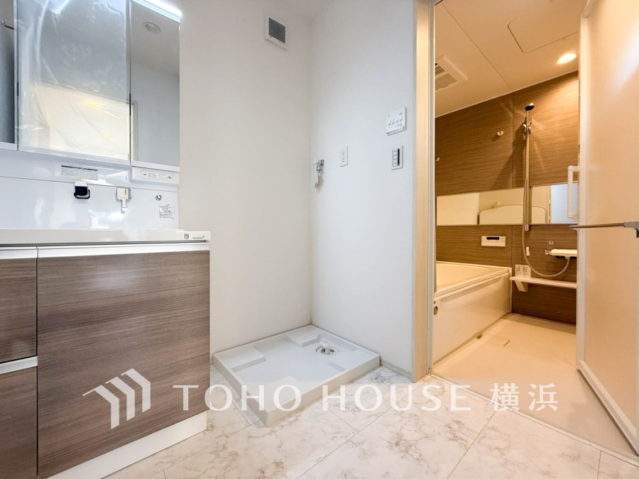 十分な大きさの洗面台は、身だしなみチェックや歯磨きなど、朝の慌ただしい時間でも余裕とゆとりを感じて頂けます。