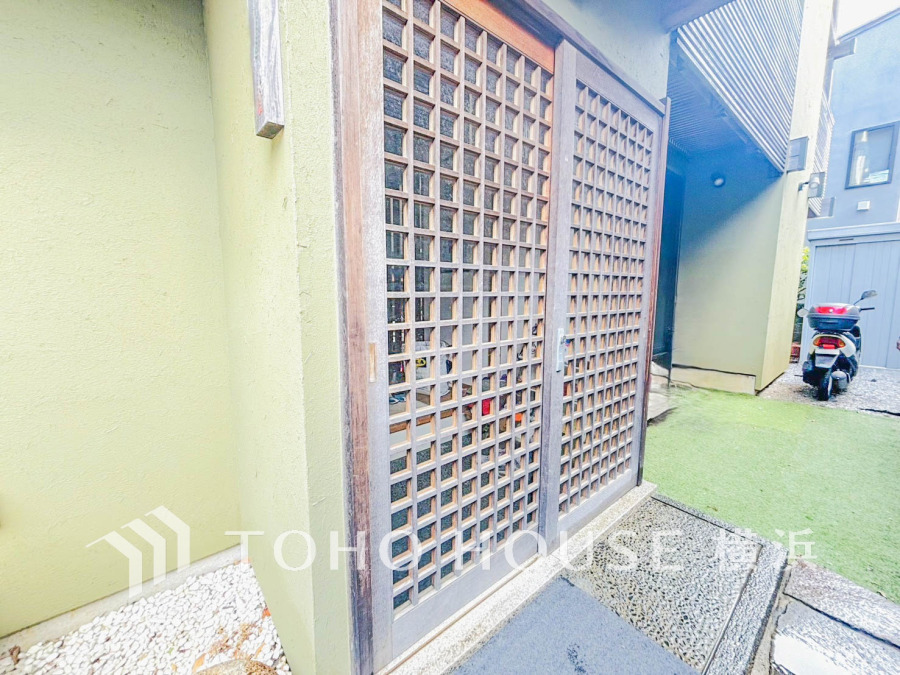 和の趣を感じさせる格子戸が印象的な玄関。落