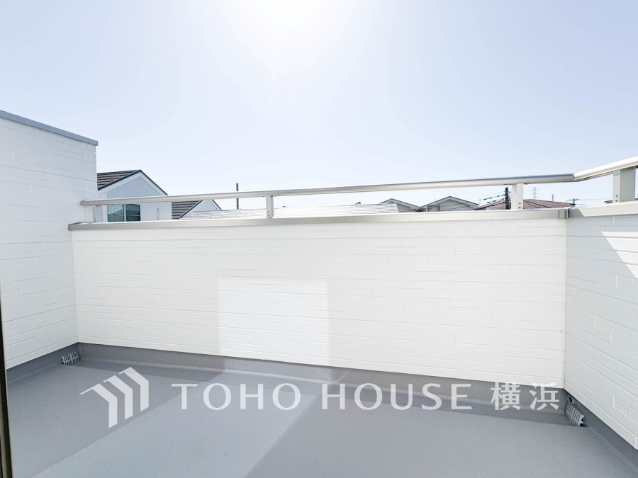 陽当たり良好な屋上バルコニーは、開放感あふれるくつろぎの空間として最適です。