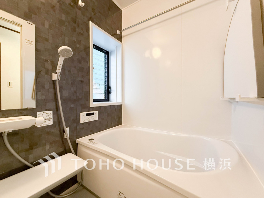 心地よいリラックスを叶える清潔感溢れる美しい空間。快適で機能的なバスルームです。
