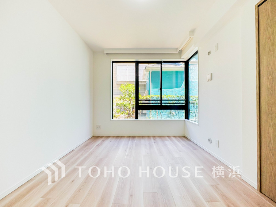 大きな窓からたっぷりと陽光が注がれる明るい空間。家族の成長に対応できる永住仕様の間取り。時を忘れて過ごす場所として過ごせるお部屋。