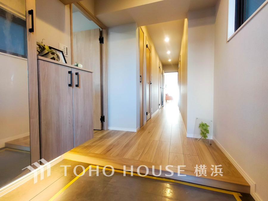 上質感漂う玄関と廊下。居住者の帰り、訪れる方を優しく迎える・安らぎに満ちた生活空間を予感させる。健やかな暮らしを楽しめることでしょう。