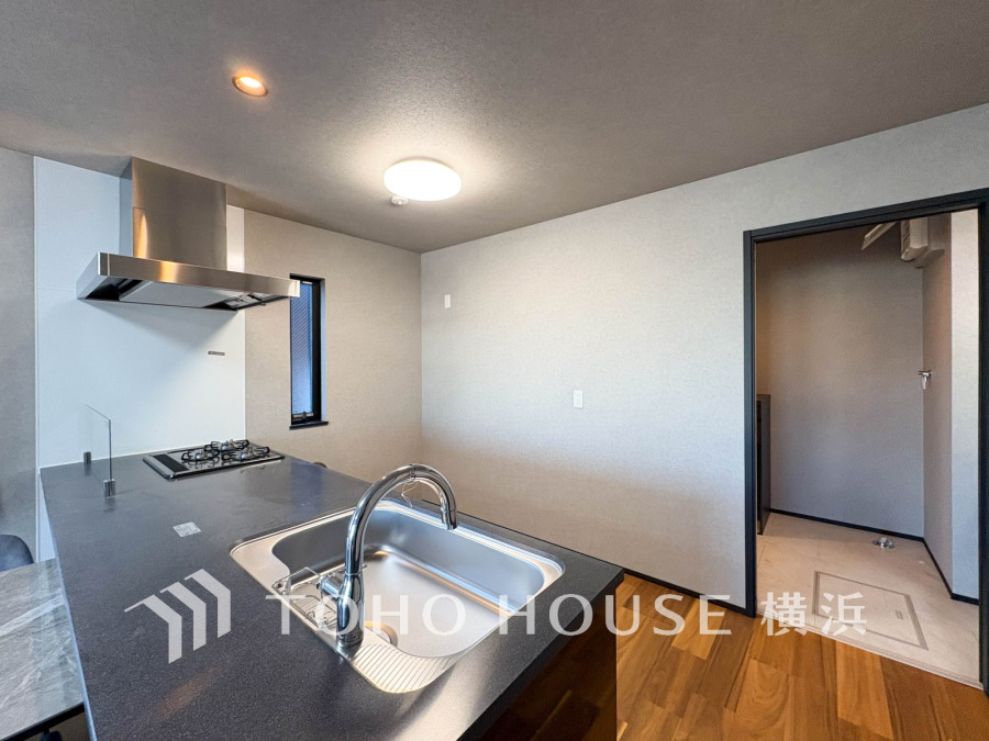 ご家族みんなで調理ができる位のスペースを実現したキッチン空間となっております。みんなで作った料理を召し上がりながらの会話は、どのような物になるのでしょうか。