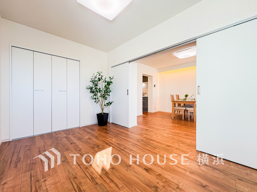 明るい陽光が差し込む居室は、お子様の成長に合わせて様々に活用できます。大容量のクローゼットで家族の荷物もすっきり、隣接するダイニングとのつながりも魅力です。