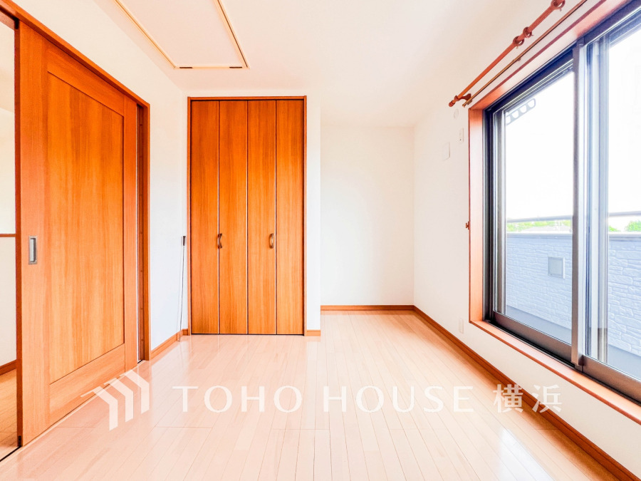 ひとりの時間をゆったり過ごしたり、静かな環境で趣味に打ち込んだり、自分時間を快適に過ごすプライベートルーム。大きな窓で彩られた空間は、心地よい風と伸びやかな眺めを愉しむ特等席に。