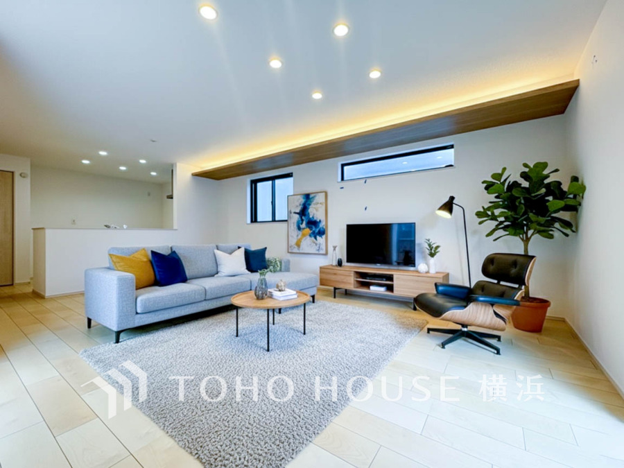 ご家族やお客様との時間など、多くの時を刻む空間。何気なく過ぎる時でさえも上質なひと時となる快適な空間を目指して。（家具はAI加工です）