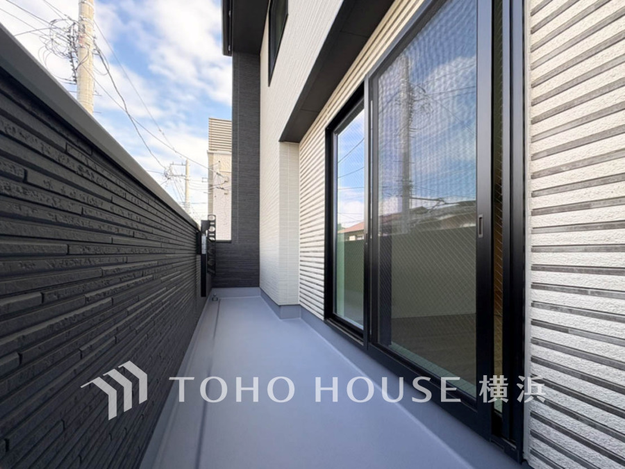 開放感いっぱいの眺望と共に光と風を享受するバルコニー。緑豊かな景観を眺めることができます。