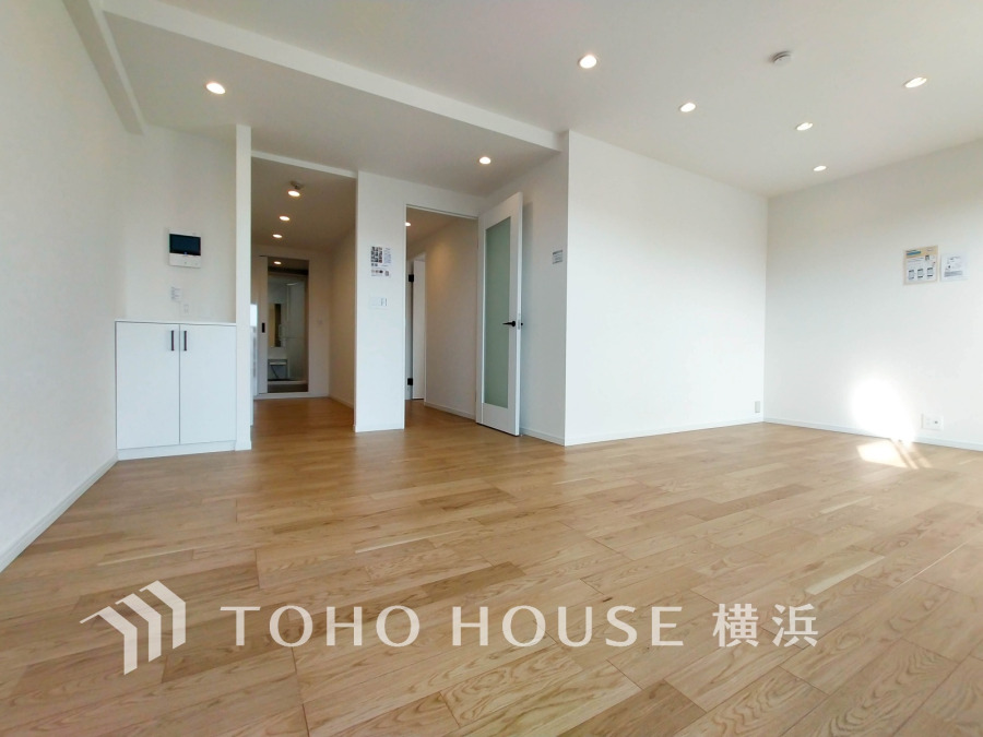 和やかで洗練された空間の演出。寛ぎとコミュニケーションを育む居心地のよい場所。やわらかな陽射しが降り注ぎ、室内に開放感と爽快感をもたらします。