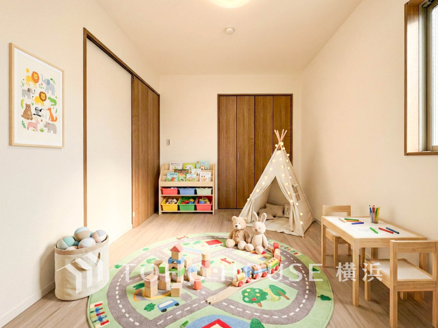 ゆとりと収納を確保した洋室。（家具はAI加工です）
