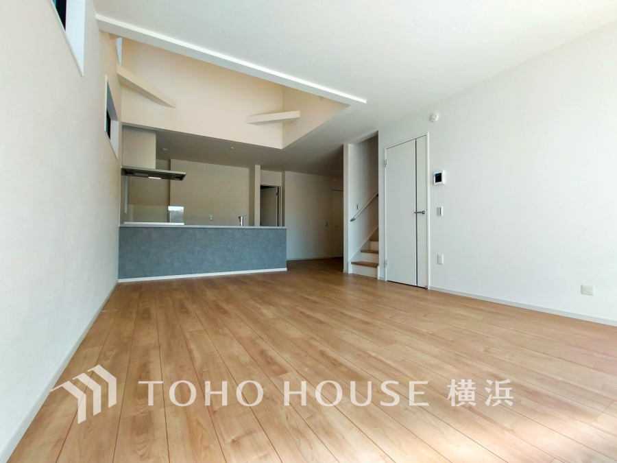 広々としたリビング・ダイニングは、光が広がるシンプルさがお洒落な内装。落ち着いた雰囲気に包まれて、伸びやかな空間のなかで、ゆったりと家族団らんのひとときを過ごせます。