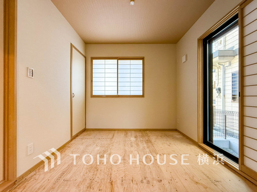 明るい自然光が差し込む和室は、落ち着いた空間を演出します。