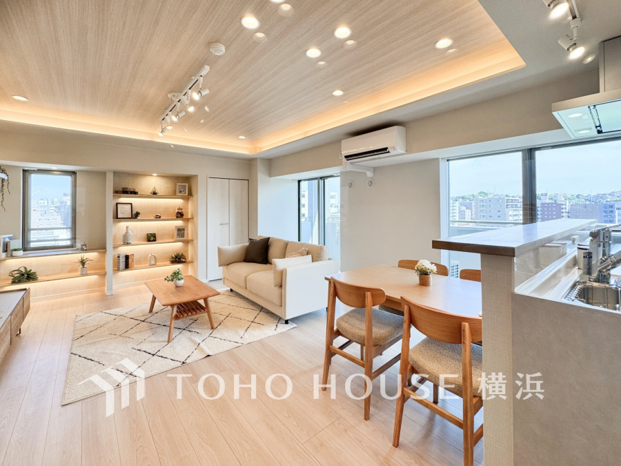 【Living room】
広々としたリビングダイニングは、シックでモダンな内装。落ち着いた雰囲気に包まれて、伸びやかな空間の中で、ゆったりと家族団らんのひとときを過ごせます。