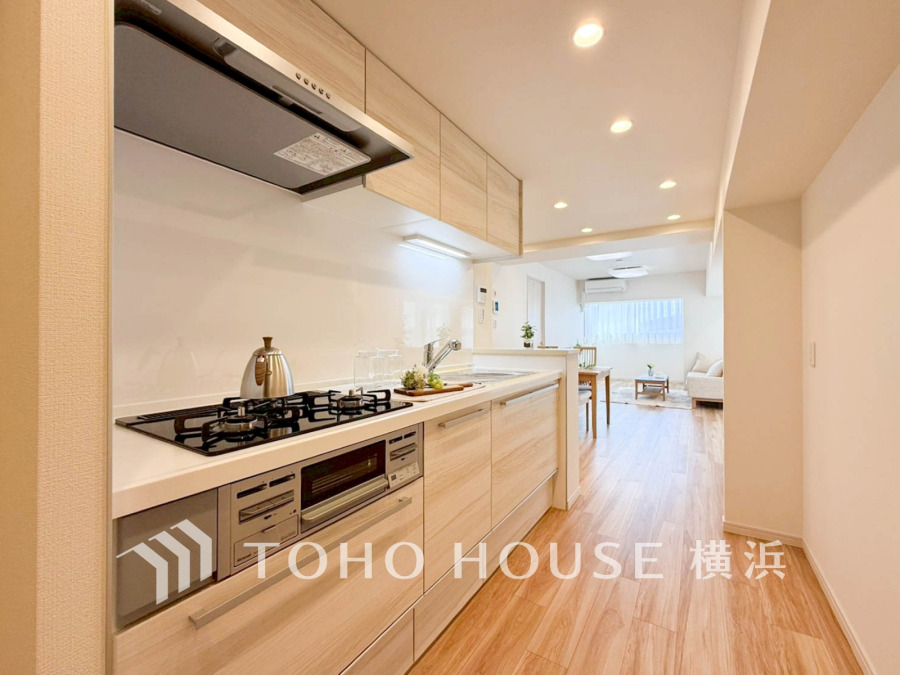 内装の主役でもあり、日常活躍する重要な水回りでもあるからこそ機能性・デザイン性に力を入れております。お手入れのしやすいシステムキッチンを採用しております。