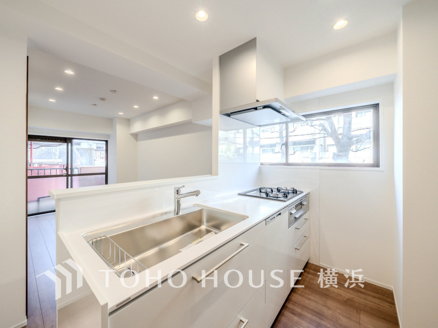 広く取られた対面キッチンは、リビングで寛ぐご家族と会話をしながらお料理が出来ます。ホワイトを基調とした明るいカラーの清潔感のあるデザインです。