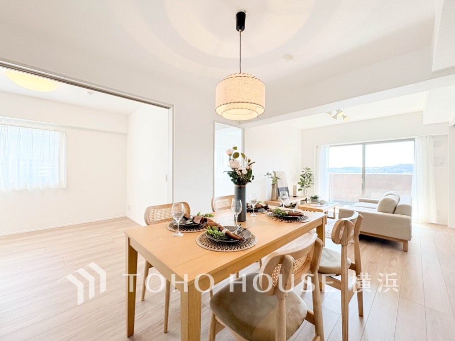 明るく開放的な空間が広がるLDK。室内には豊かな陽光が注ぎ込み、爽やかな住空間を演出。
