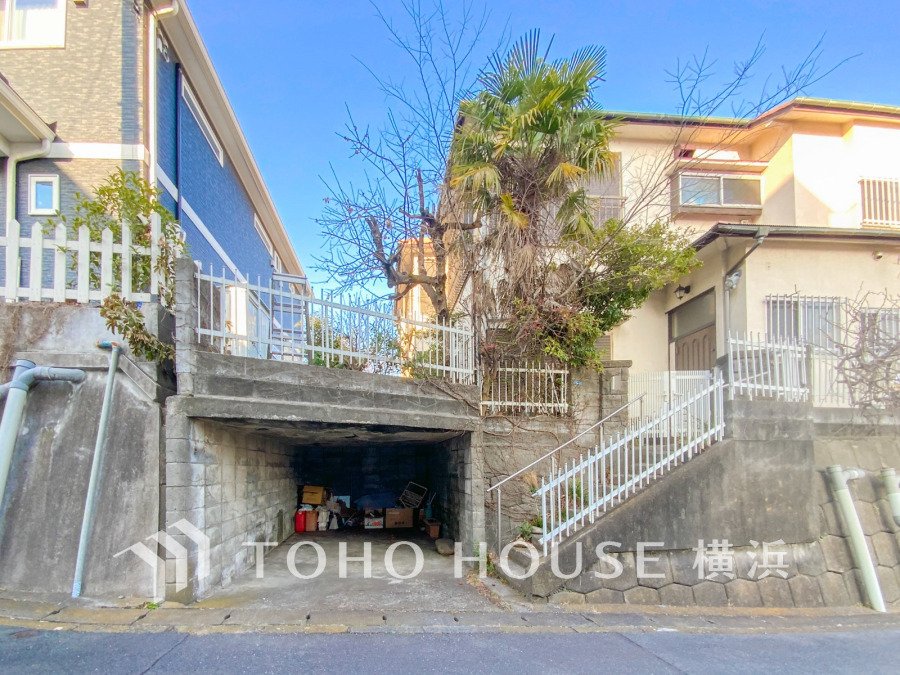 周辺は落ち着いた住宅地で、どの世代の方にも暮らしやすい住環境です。小・中学校、スーパーも近く、子育てファミリーにも安心の住環境です。