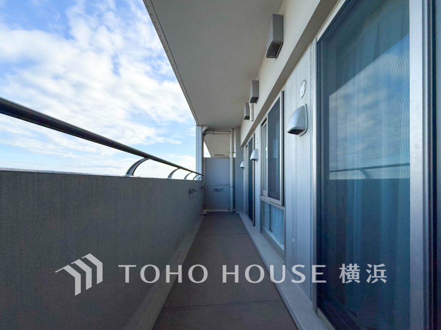 気持ちのいい空と海が見渡せる広いバルコニー。爽やかな風を感じて、心躍る素敵な暮らしがはじまります。