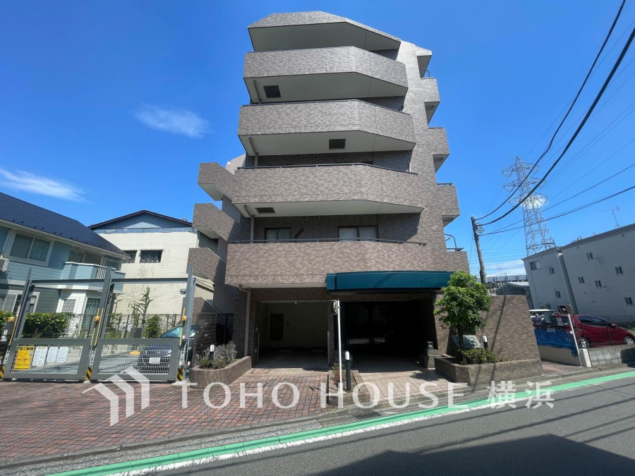爽やかな青空の下に贅沢なほどに降り注ぐ陽光、豊かな居住性と、クオリティが見事に調和した住空間は、住まうことの喜びを感じさせてくれます。