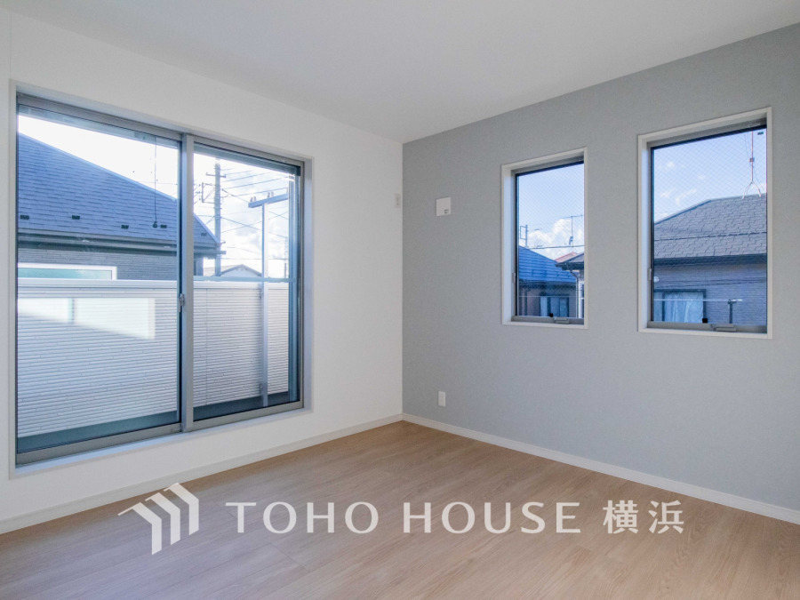 2面採光の居室は快適な光を取り入れ、心地よい風を取り入れます♪通気性能を上げる事で居心地の良い空間を演出します。多くの時間を過ごす住まいだから、快適な場所であるように。