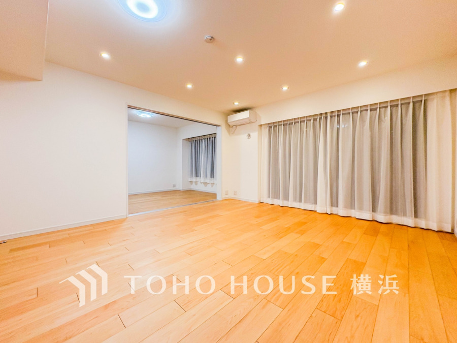 広々とした開放感あるリビングは、明るい木目フローリングと大きな窓で快適な居住空間を実現しています。