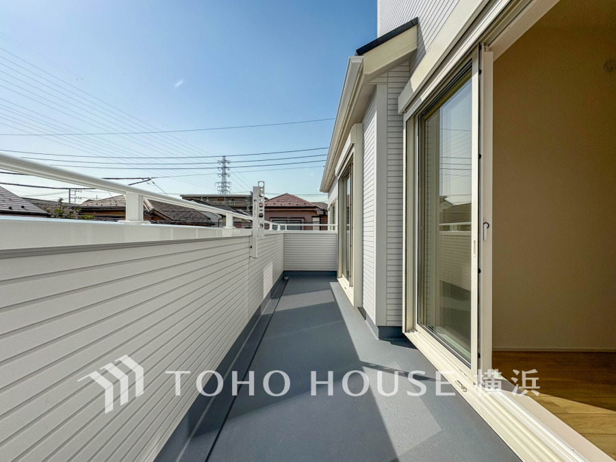 陽当たり良好な南向きの広々バルコニー。爽やかな風を感じて、心躍る素敵な暮らしがはじまります。