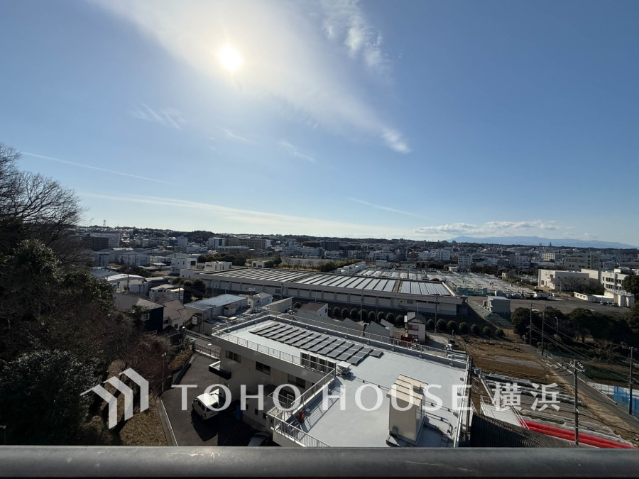 開放感があり、遮るものもなく気持ちのいい景色が広がります。お部屋にも爽やかな風と暖かく柔らかな日差しが差し込み、毎日の暮らしを豊かに彩ります。