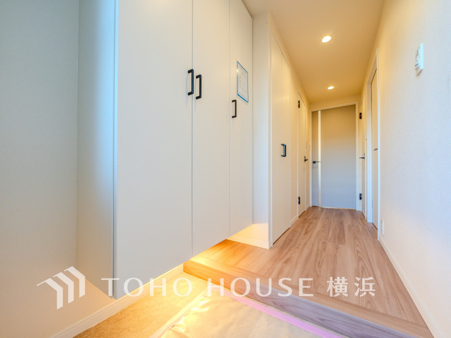 明るく清潔感のある玄関ホール。収納豊富なシューズボックスでスッキリ片付きます。足元の間接照明が温かみを素敵に演出。