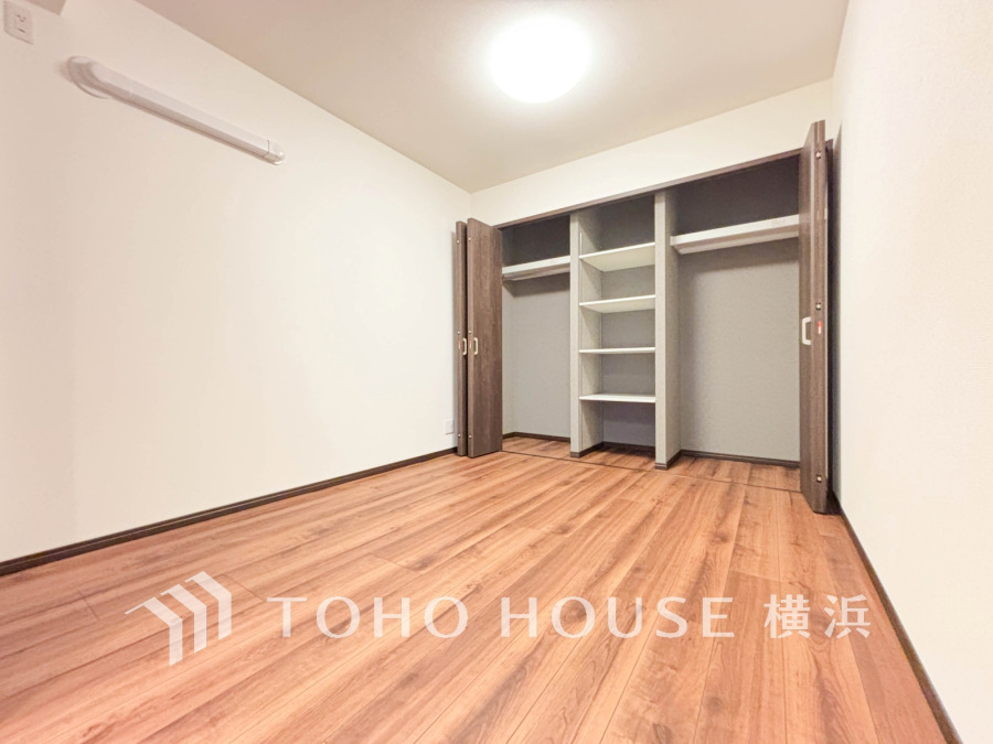 たっぷりの収納を備えた洋室。プライベートな自分時間を快適に過ごせるお部屋です。
